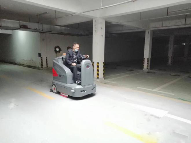 长春小区物业保洁不用人力改用驾驶式洗地机了